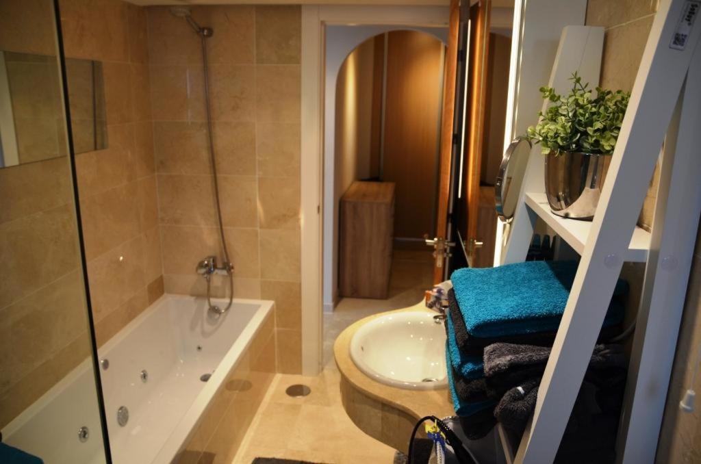 오옌 Penthouse Mit Privatem Jacuzzi In Marbella - La Mairena 아파트 외부 사진