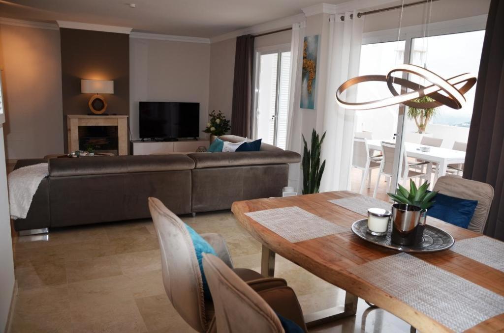 오옌 Penthouse Mit Privatem Jacuzzi In Marbella - La Mairena 아파트 외부 사진