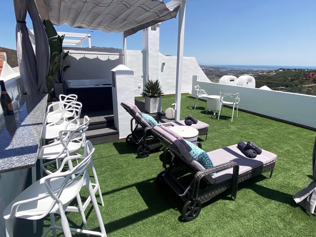오옌 Penthouse Mit Privatem Jacuzzi In Marbella - La Mairena 아파트 외부 사진