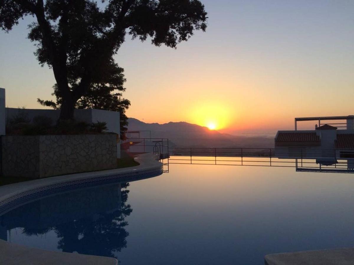 오옌 Penthouse Mit Privatem Jacuzzi In Marbella - La Mairena 아파트 외부 사진