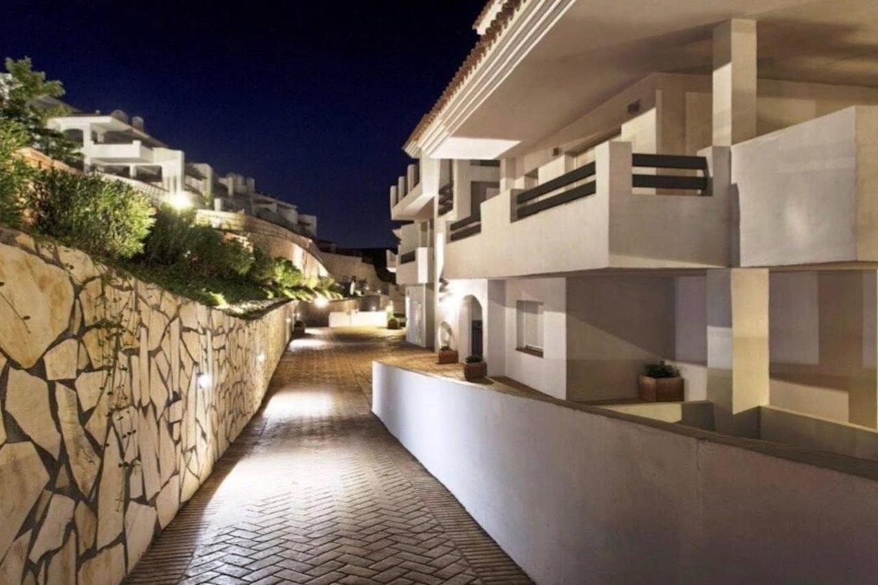 오옌 Penthouse Mit Privatem Jacuzzi In Marbella - La Mairena 아파트 외부 사진