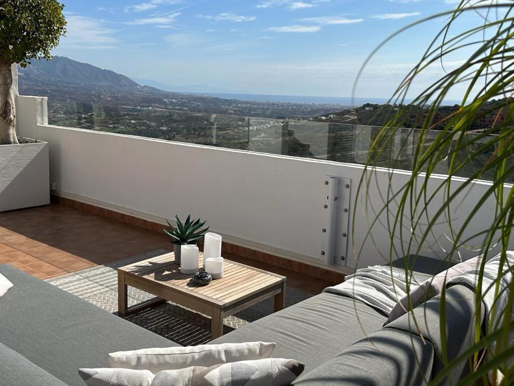 오옌 Penthouse Mit Privatem Jacuzzi In Marbella - La Mairena 아파트 외부 사진